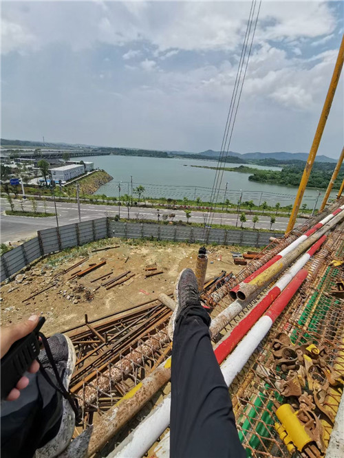 万州区作业中发生设备损坏或人员意外，责任怎么划分？